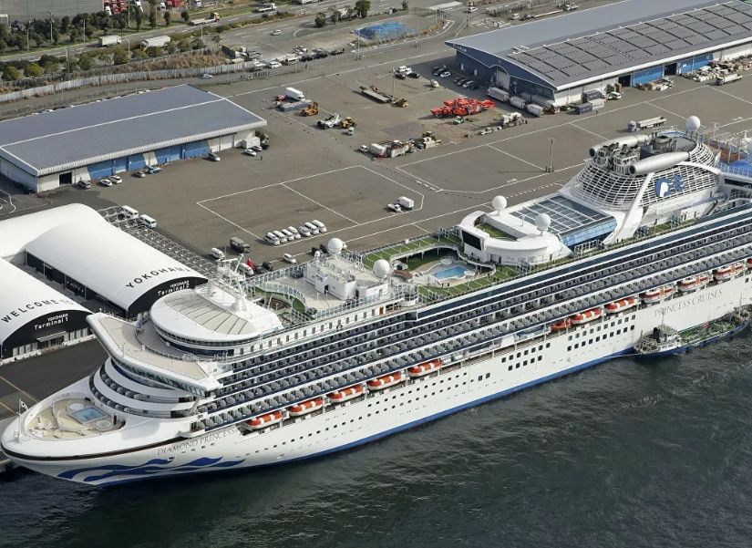Более 60 пассажиров японского круизного лайнера заболели коронавирусом