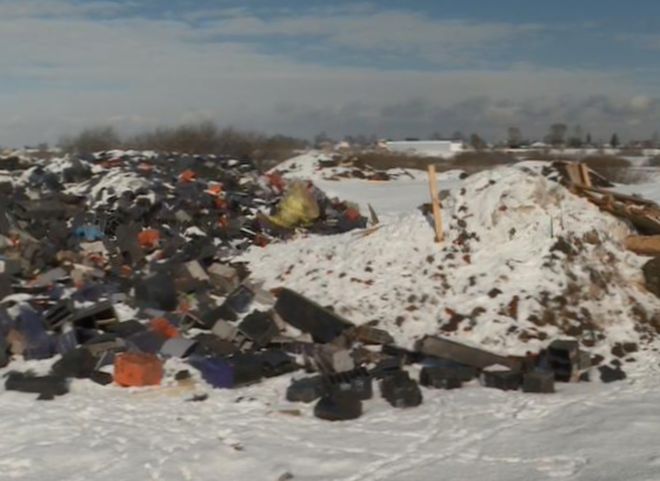 В Дубровичах обнаружили незаконную свалку промышленных отходов