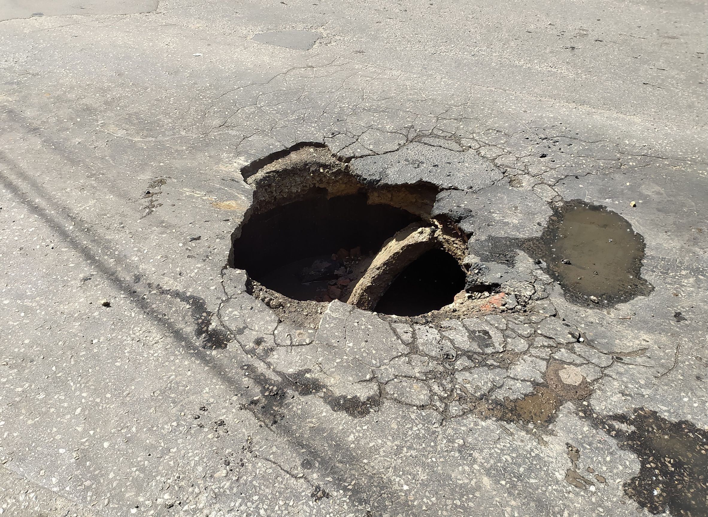 В огромную яму на Касимовском шоссе уже влетели пять автомобилей