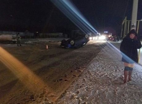 В Никуличах автомобиль снес столб и перевернулся