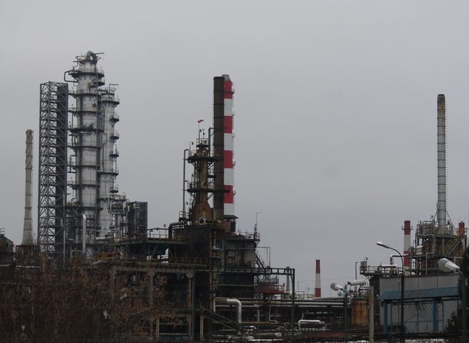В Рязани цены производителей на бензин снизились на треть