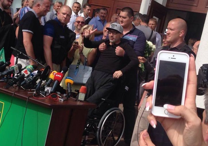 Кернес выписался из больницы и уже прилетел в Харьков