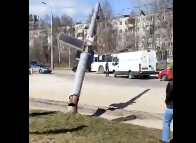 В Дашково-Песочне рухнул столб (видео)