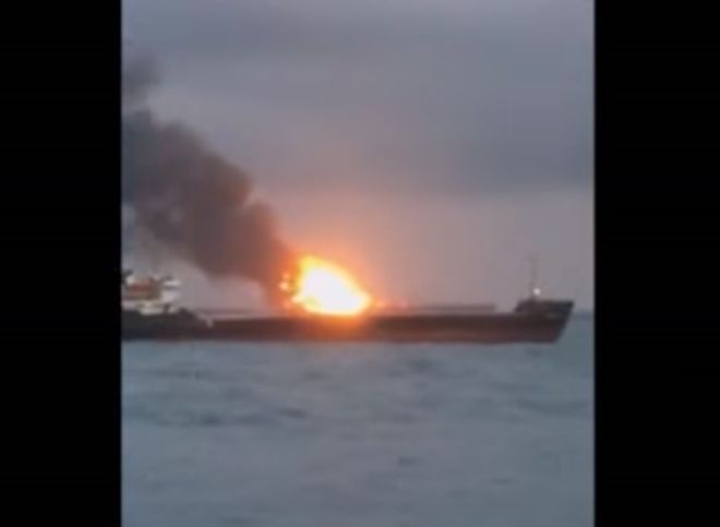 Десять человек погибли в результате пожара на судах в Керченском проливе