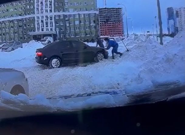 В Рязани у машины оторвался бампер во время освобождения из «снежного плена»