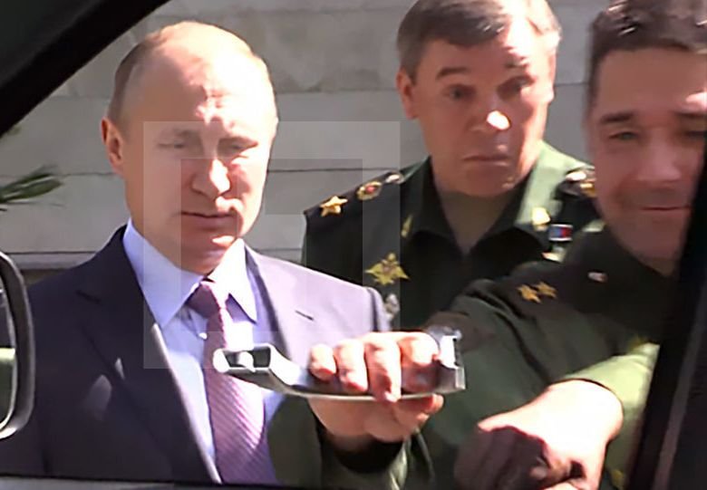 На презентации Путину военного УАЗа генерал не смог открыть дверь и сломал ручку