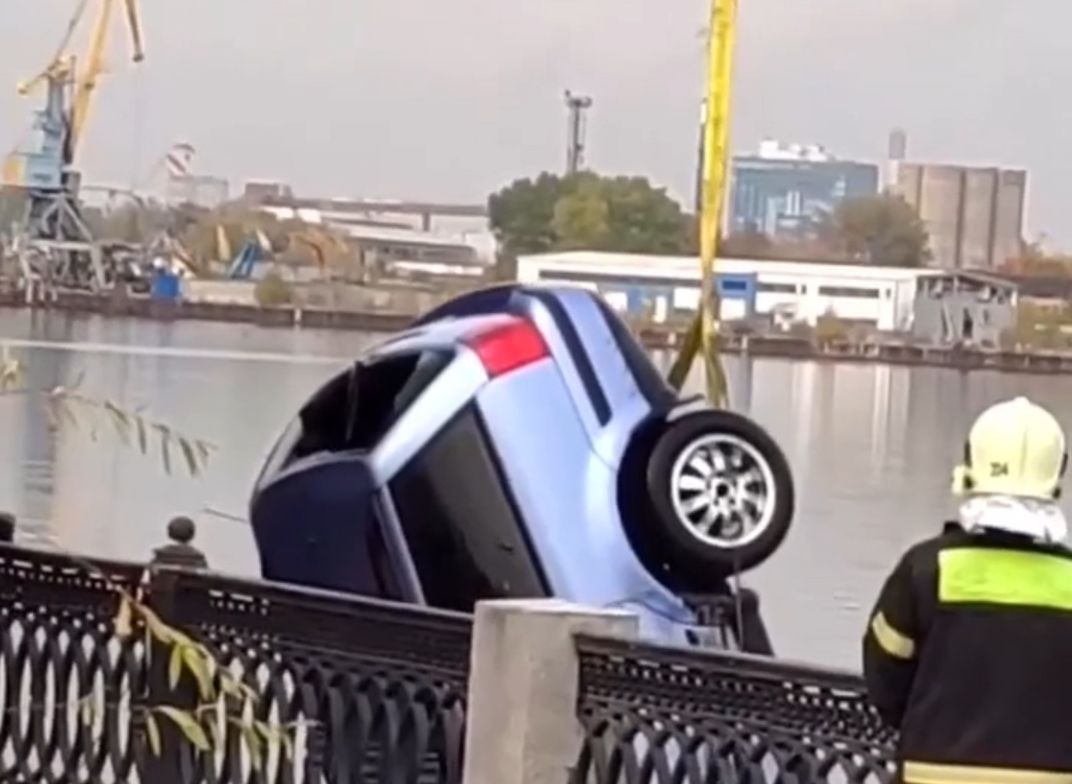В Москве автомобиль улетел в реку, два человека погибли