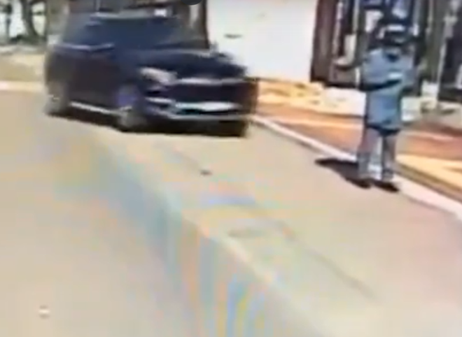 В Воронеже лихач на Mercedes намеренно сбил курсанта МЧС (видео)