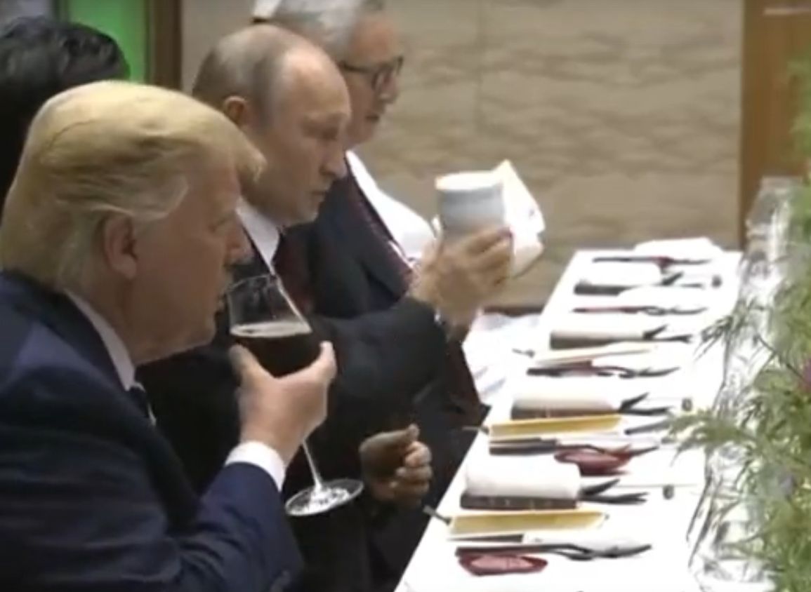 Путин удивил участников саммита G20 белой кружкой-термосом (видео)