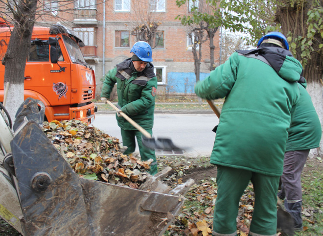 Работники РНПК очистили улицу Весеннюю от опавших листьев