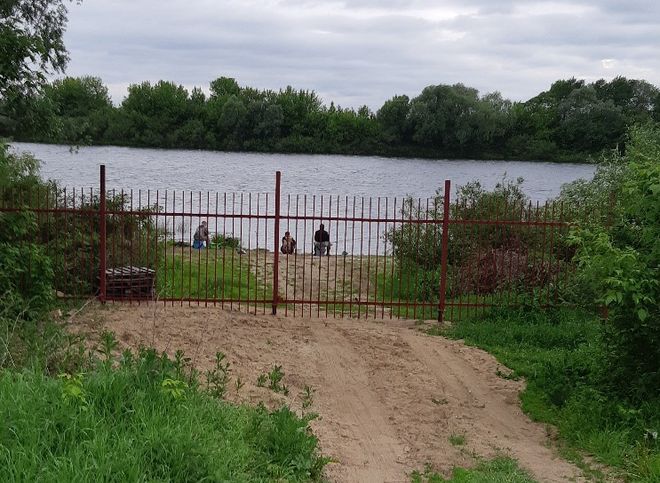 Жители села Коростово возмутились появившимся на берегу реки Оки забором
