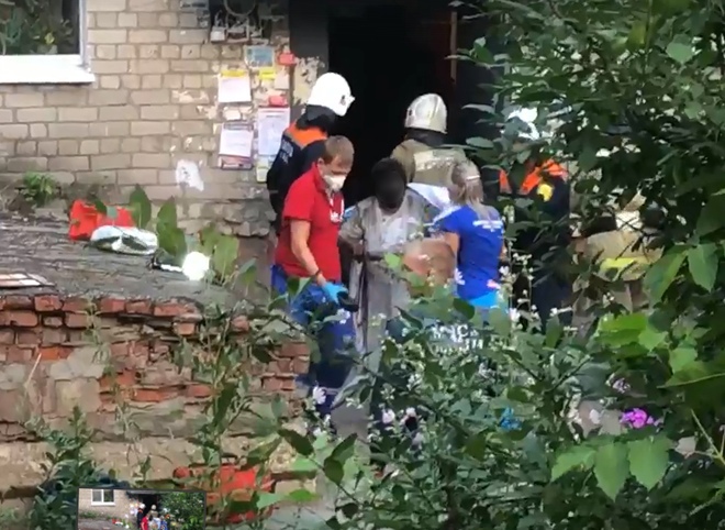 Момент эвакуации жильцов при пожаре в пятиэтажке в центре Рязани попал на видео