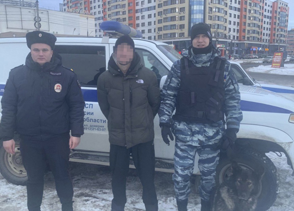 Полицейские поймали на улице Грибоедова мужчину с «синтетикой»