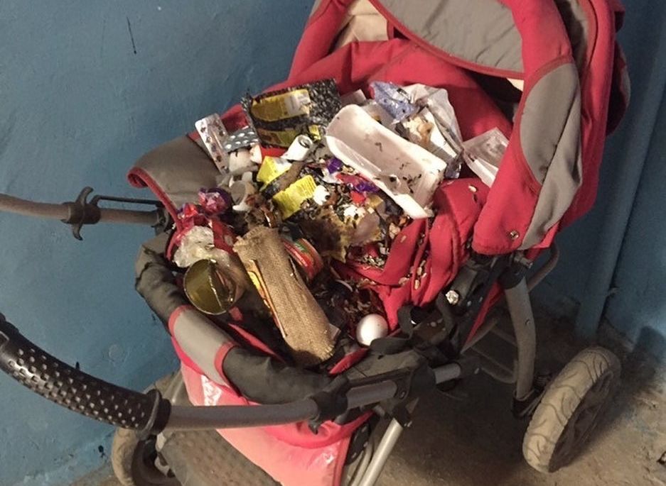 На улице Зубковой неизвестные вывалили мусор в детскую коляску
