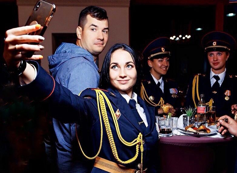«Самую красивую сотрудницу полиции» уволили за подписку на Instagram Навального