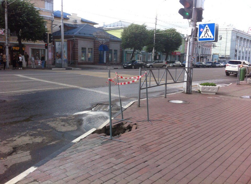 Фото: в центре Рязани провалился тротуар