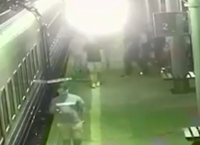 Появилось видео с камер Курского вокзала, где толпа насмерть забила человека
