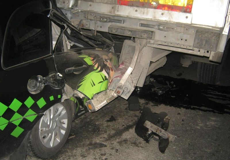 Под Рязанью «Лада» въехала в грузовик, водитель погиб