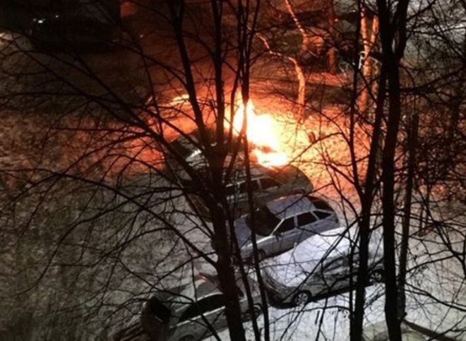 Ночью на улице Новаторов сгорел автомобиль