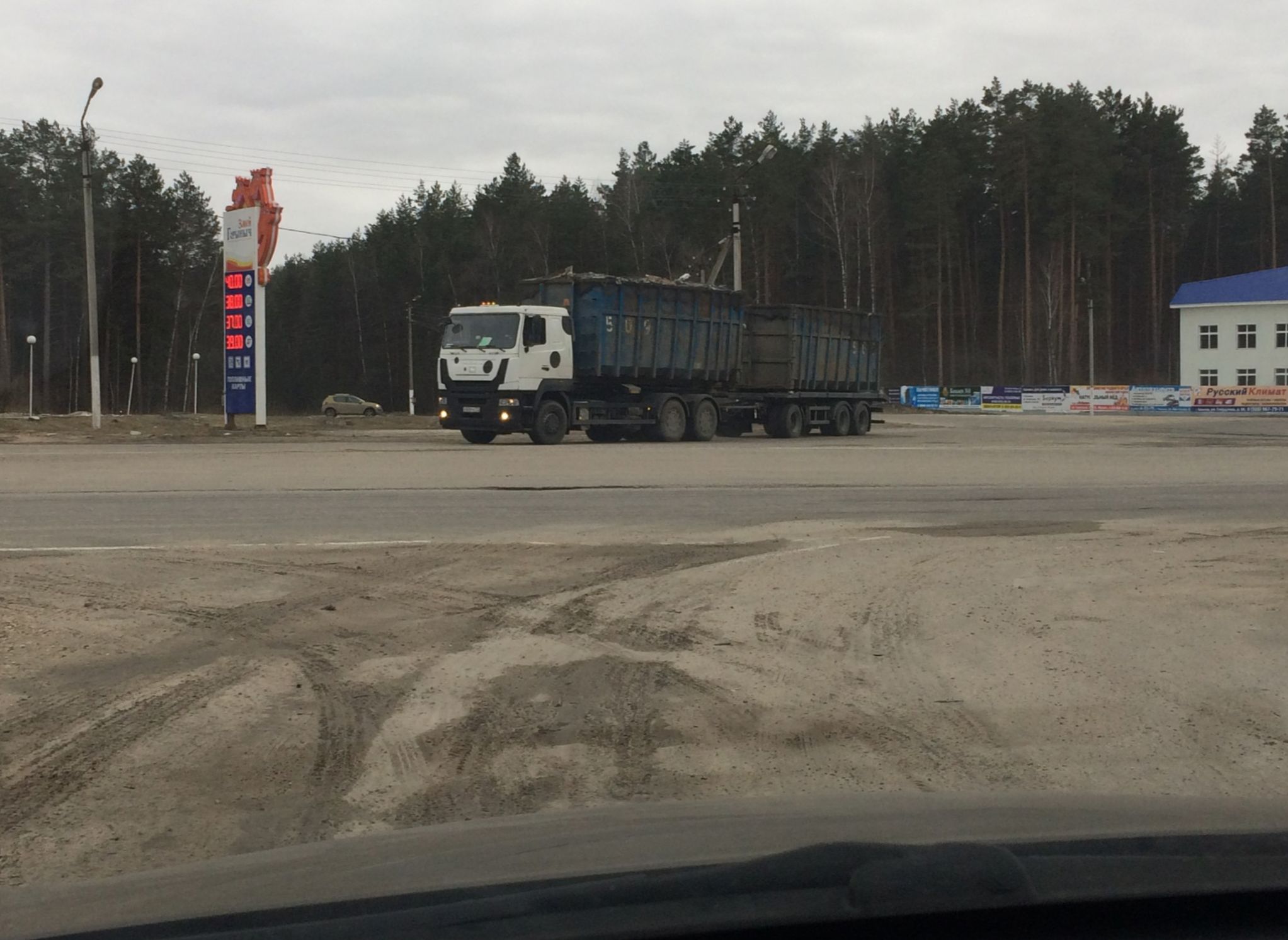 Очевидец: под Касимовом разгрузилось как минимум 20 мусоровозов из Москвы