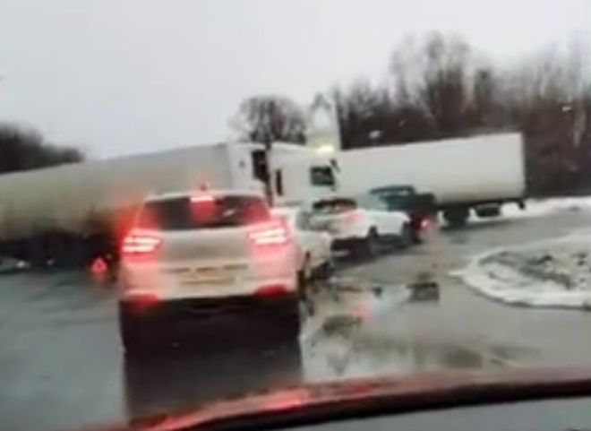 На Ряжском шоссе произошло ДТП с фурой