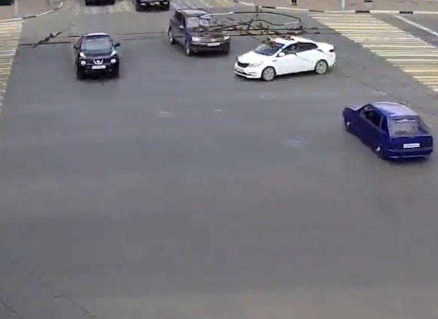 Столкновение двух иномарок на площади Ленина попало на видео