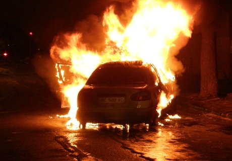 В Сасове загоревшийся ВАЗ уничтожил Audi