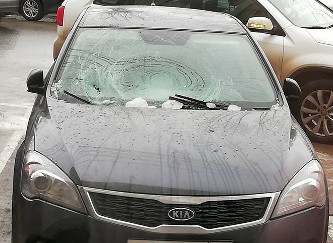 В Рязани упавшая с крыши глыба льда повредила авто на платной парковке