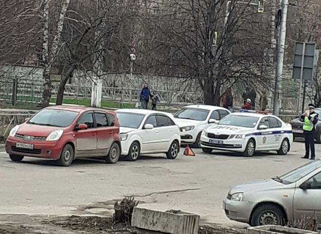 Около Рязанской ОКБ столкнулись две легковушки