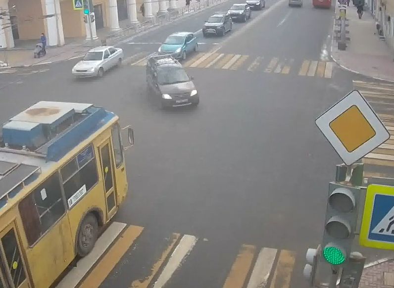 Нарушитель на «Ларгусе» устроил ДТП на улице Ленина