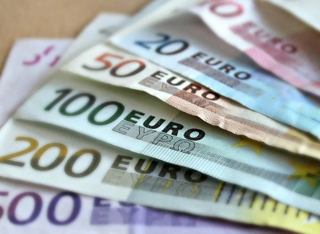 Курс евро упал ниже 62 рублей впервые с мая 2017 года