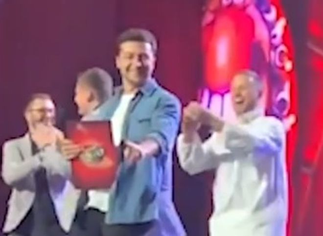 Владимир Зеленский станцевал на съемках шоу «Лига смеха»