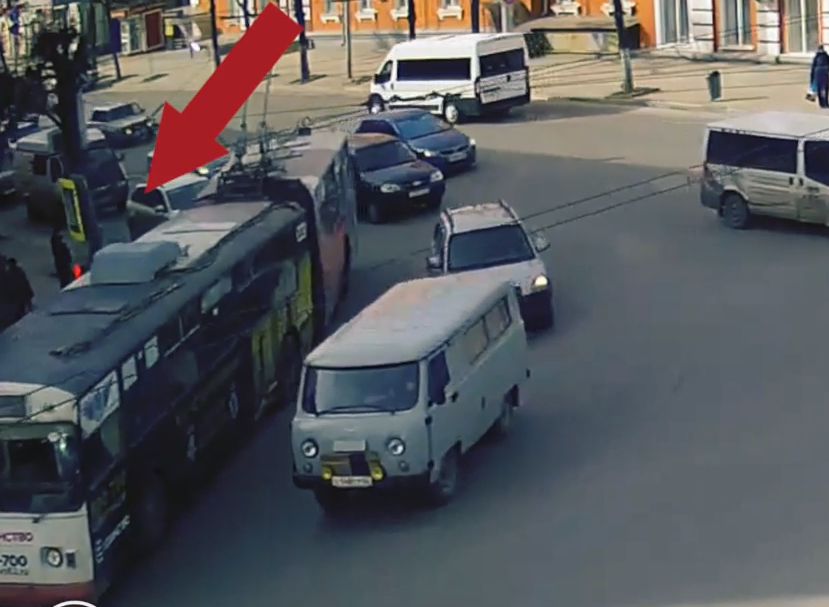 В центре Рязани троллейбус сбил светофор (видео)
