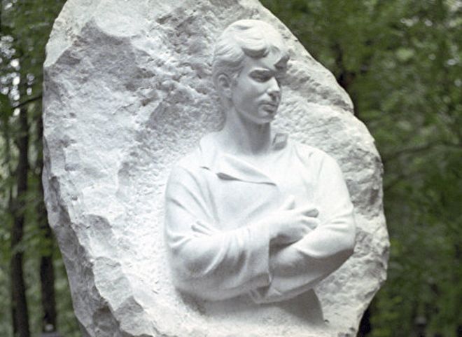 В Москве женщина осквернила могилу Есенина
