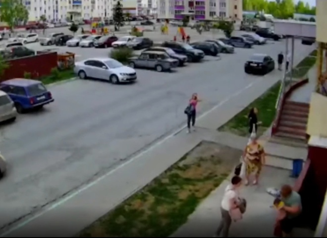 В Новосибирске на глазах у прохожих из окна выпала маленькая девочка