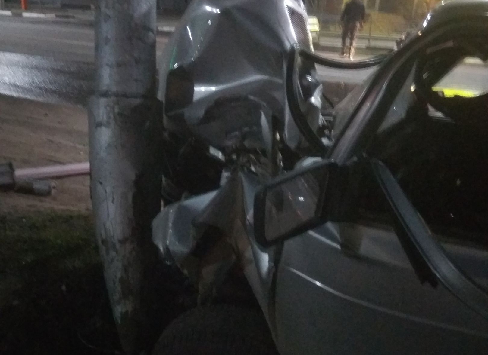 На улице Гагарина неадекватный водитель протаранил столб