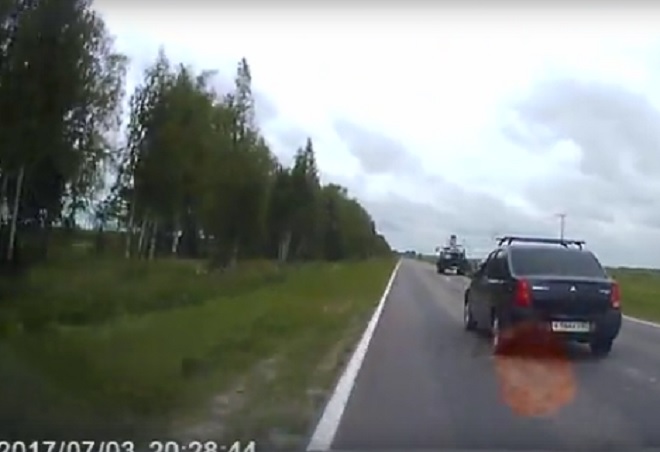 Видео: под Рязанью автомобиль не смог совершить обгон и съехал в кювет