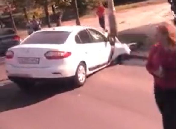 На Касимовском шоссе легковушка врезалась в столб