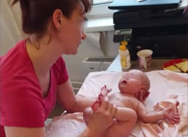 В Красноярске младенцу сломали ноги во время массажа