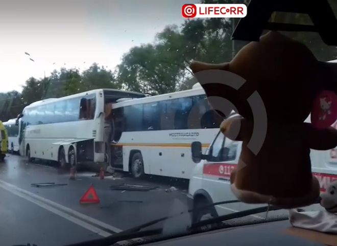 В Подмосковье рязанский автобус попал в ДТП, пострадали восемь детей (видео)