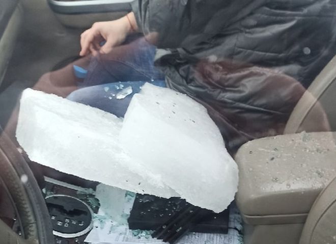 Мэрия Рязани прокомментировала падение глыбы льда на автомобиль у автовокзала