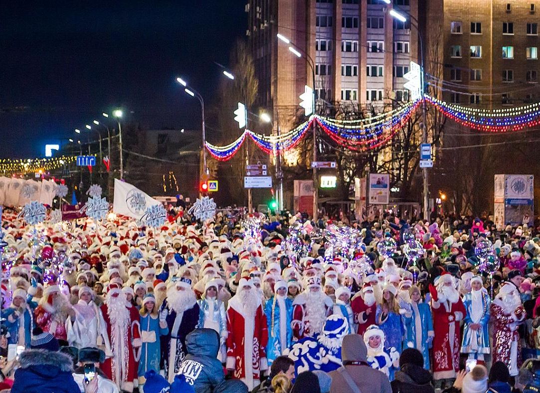 Более двух тысяч Дедов Морозов прошли парадом по центру Рязани