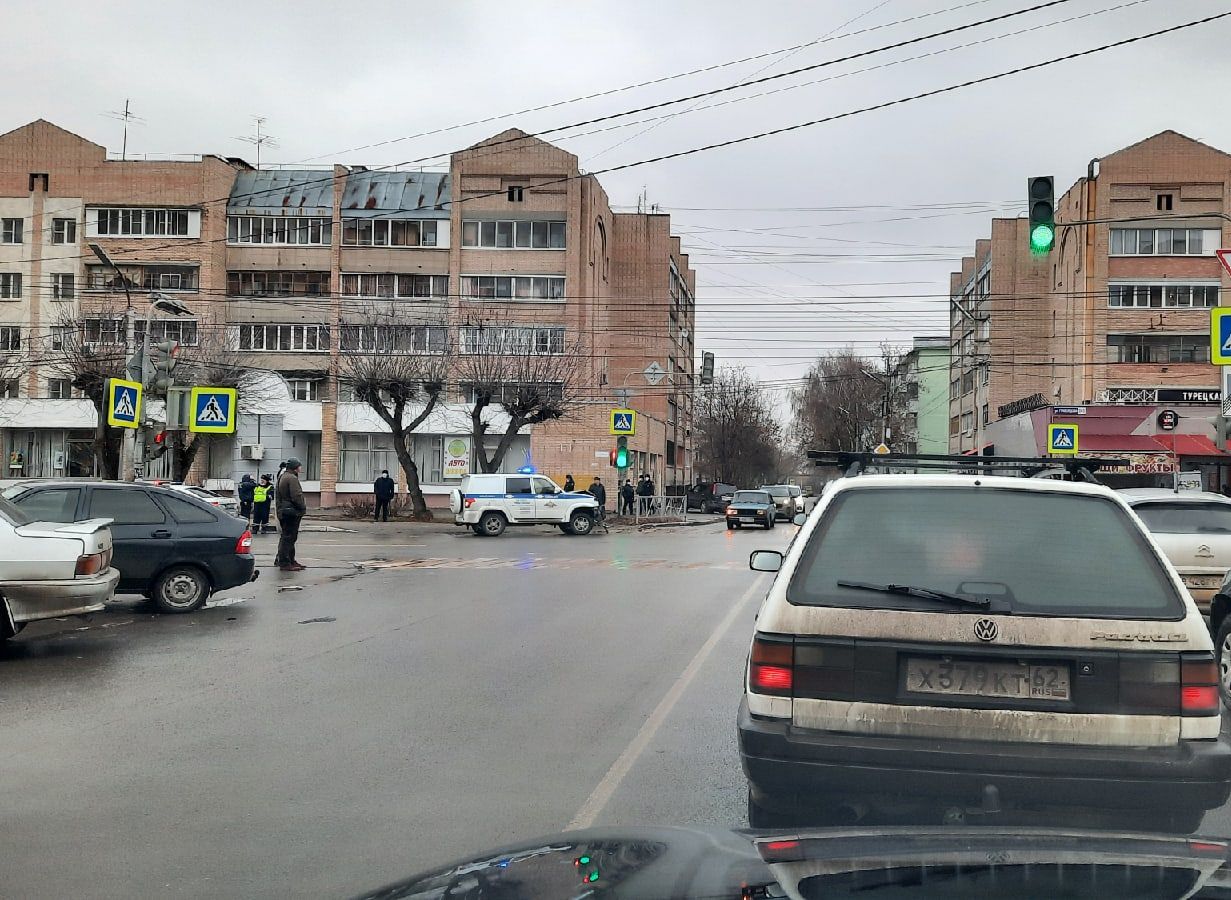 На улице Грибоедова попал в аварию полицейский автомобиль