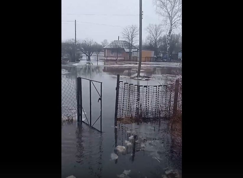 Опубликовано видео из затопленного села в Рязанской области