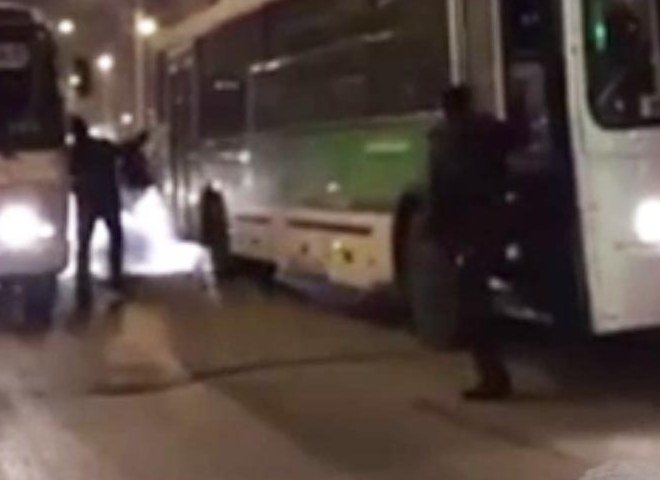 Таксист и «заяц» схлестнулись в битве на крыше автобуса в Кемерове (видео)