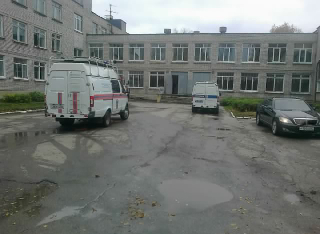 Из школы на улице Новоселов эвакуировали более 600 человек