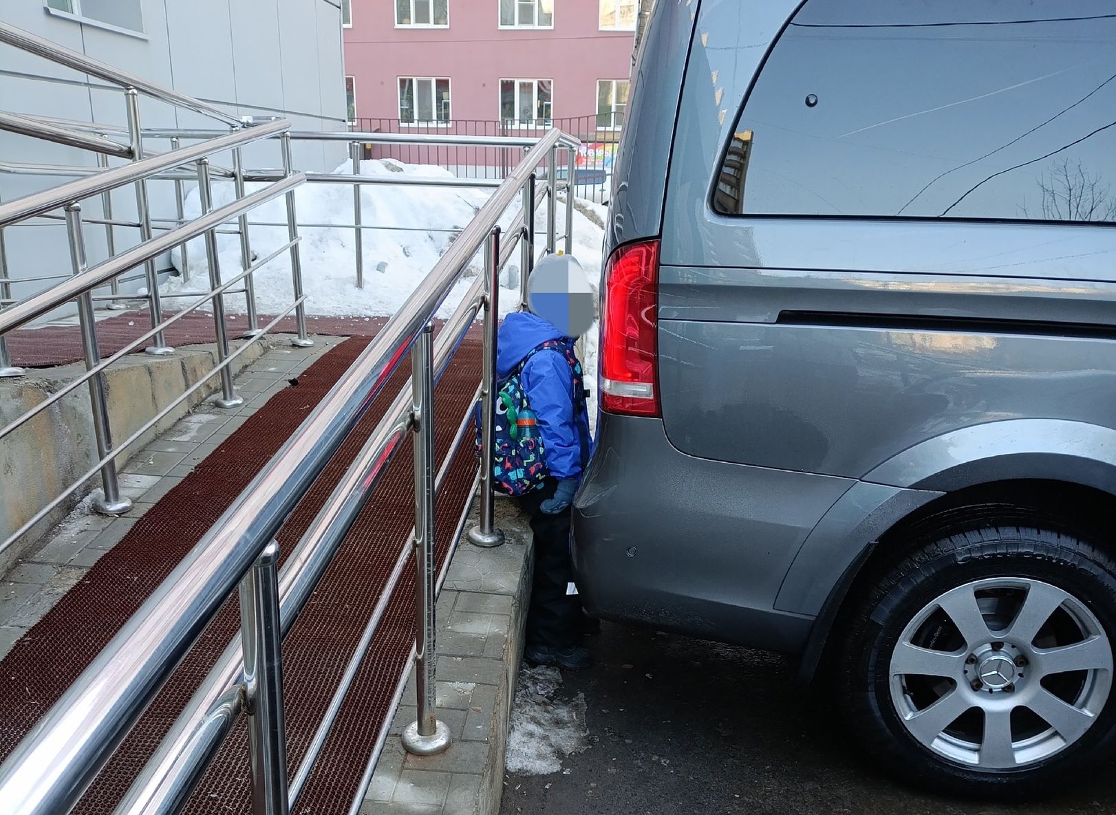 В Шлаковом водитель припарковался вплотную к «Пятерочке», перекрыв проход  для пешеходов