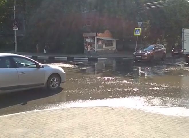 В центре Рязани затопило перекресток