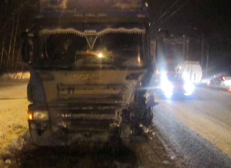 На трассе М5 в Спасском районе столкнулись два грузовика