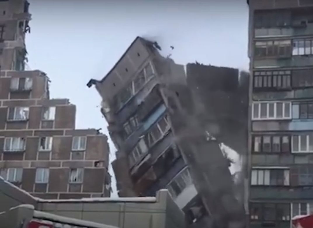 В Магнитогорске снесли стену взорвавшейся 10-этажки (видео)